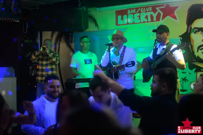 Живая группа и гости в клубе Liberty
