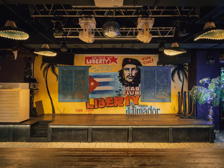 Сцена и танцпол клуба Liberty